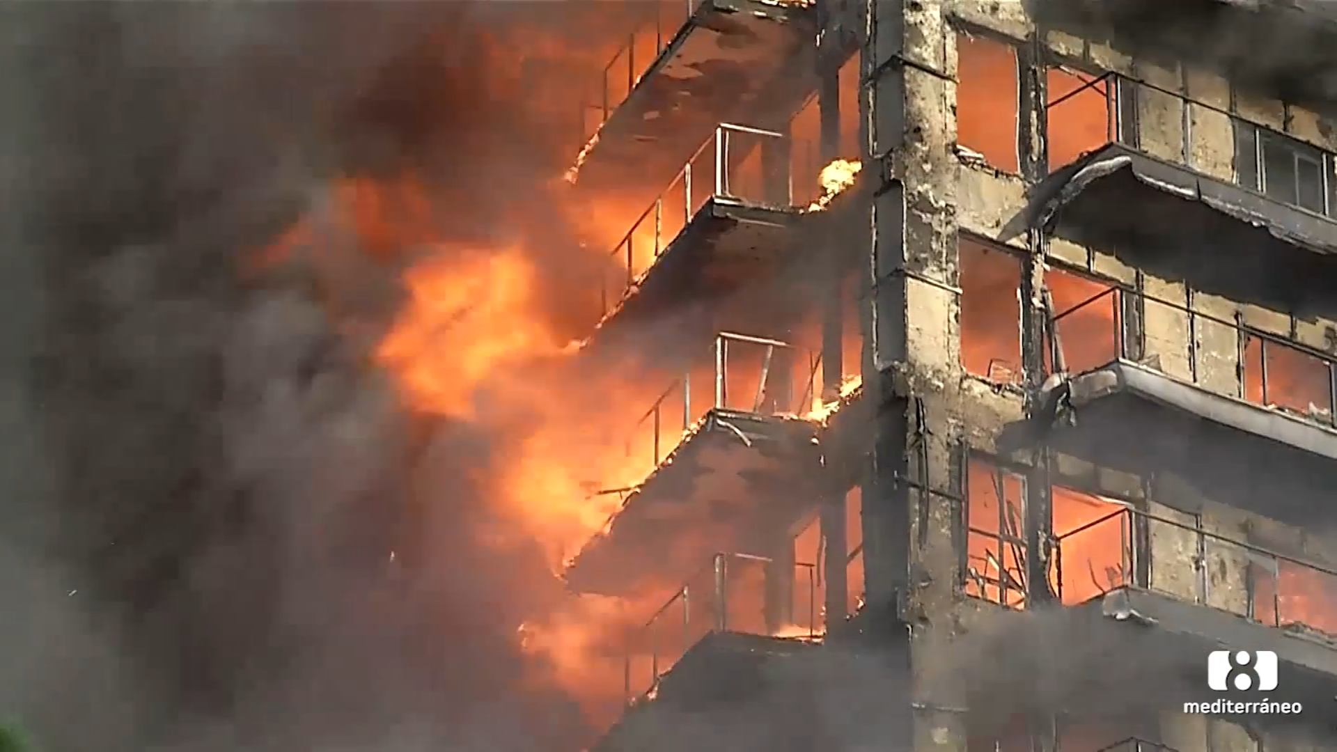 El primer balance oficial del incendio de Campanar deja 14 heridos