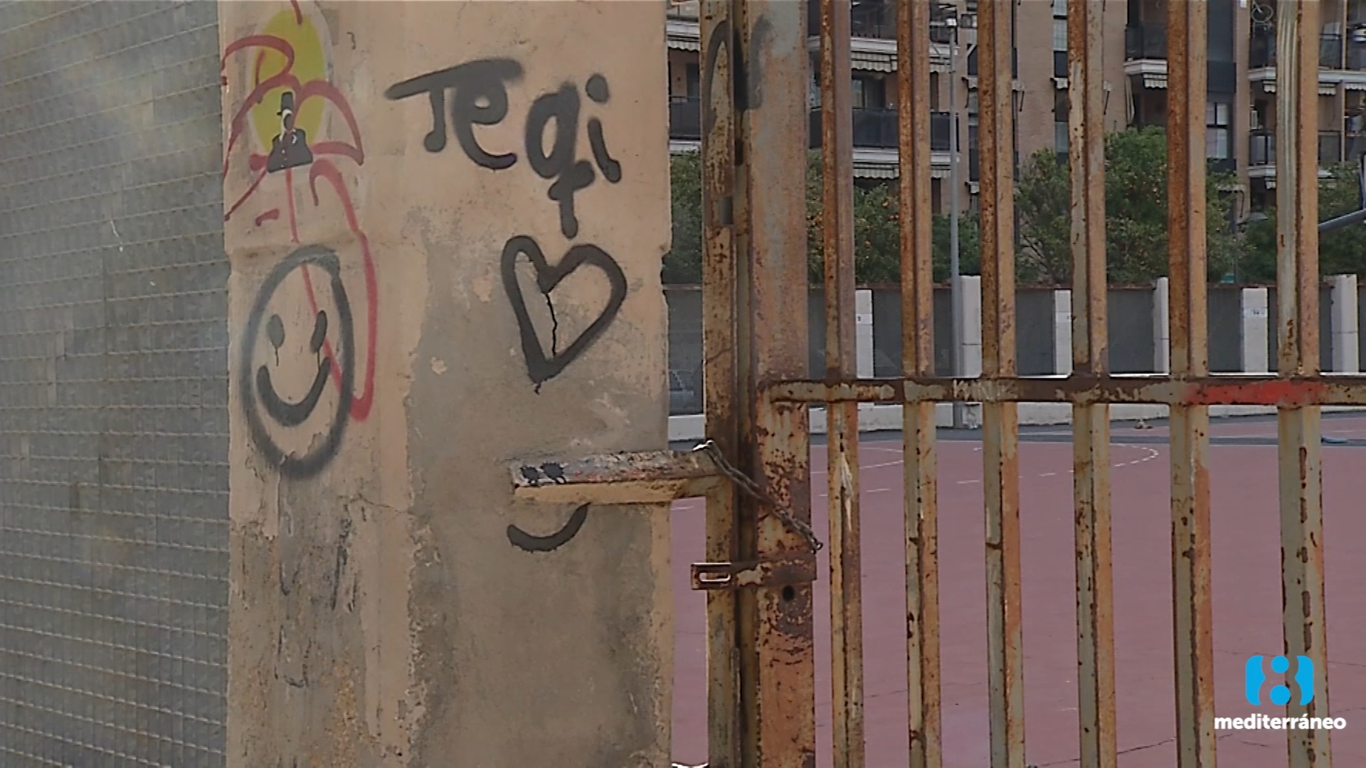 Grietas, grafitis, escombros y suciedad en el Instituto Sorolla de Valencia
