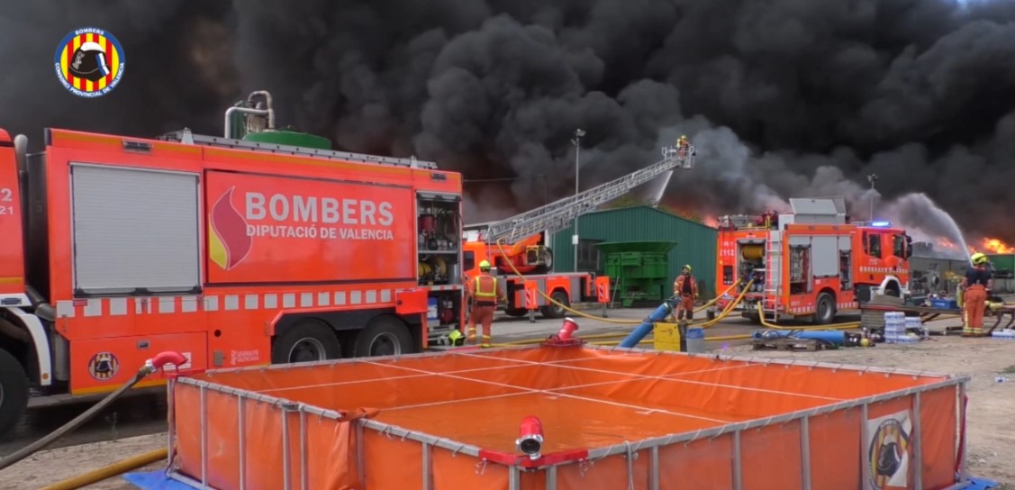 Incendio en Requena: los vecinos recogen firmas para el traslado de la planta de reciclaje