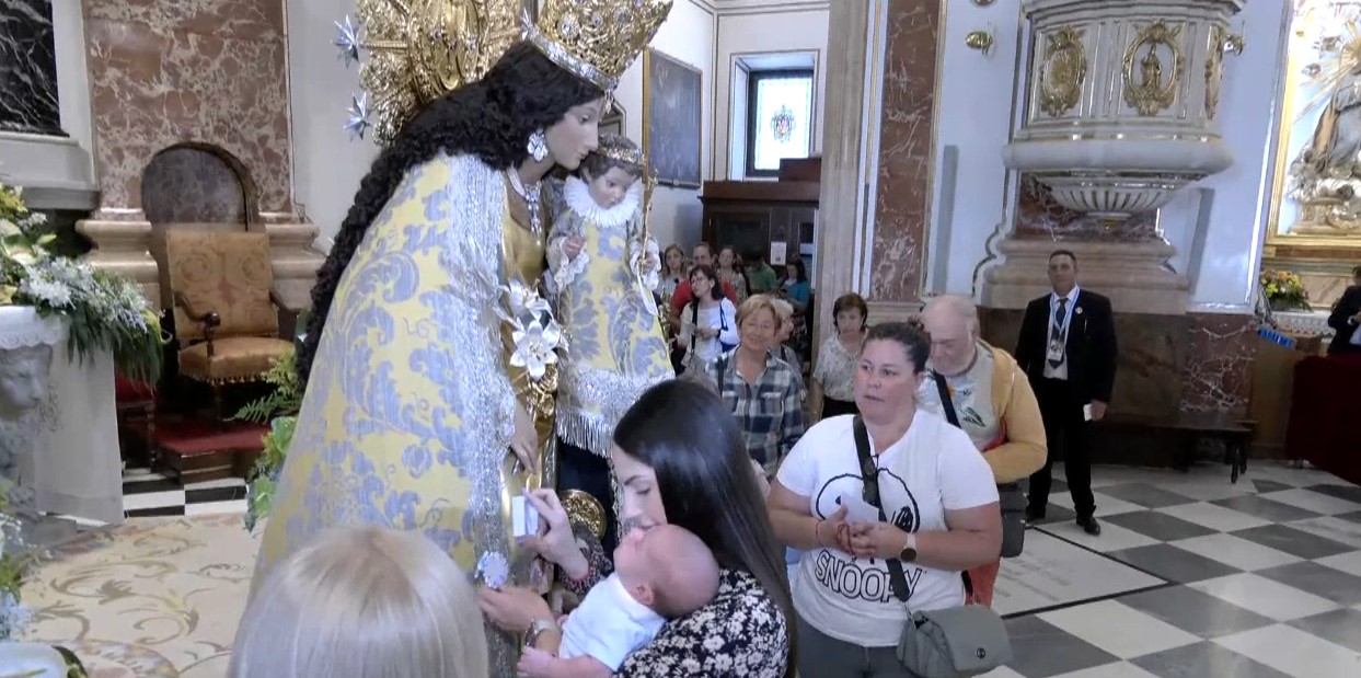 La Basílica celebra el tradicional Besamanos público de la Virgen de los Desamparados