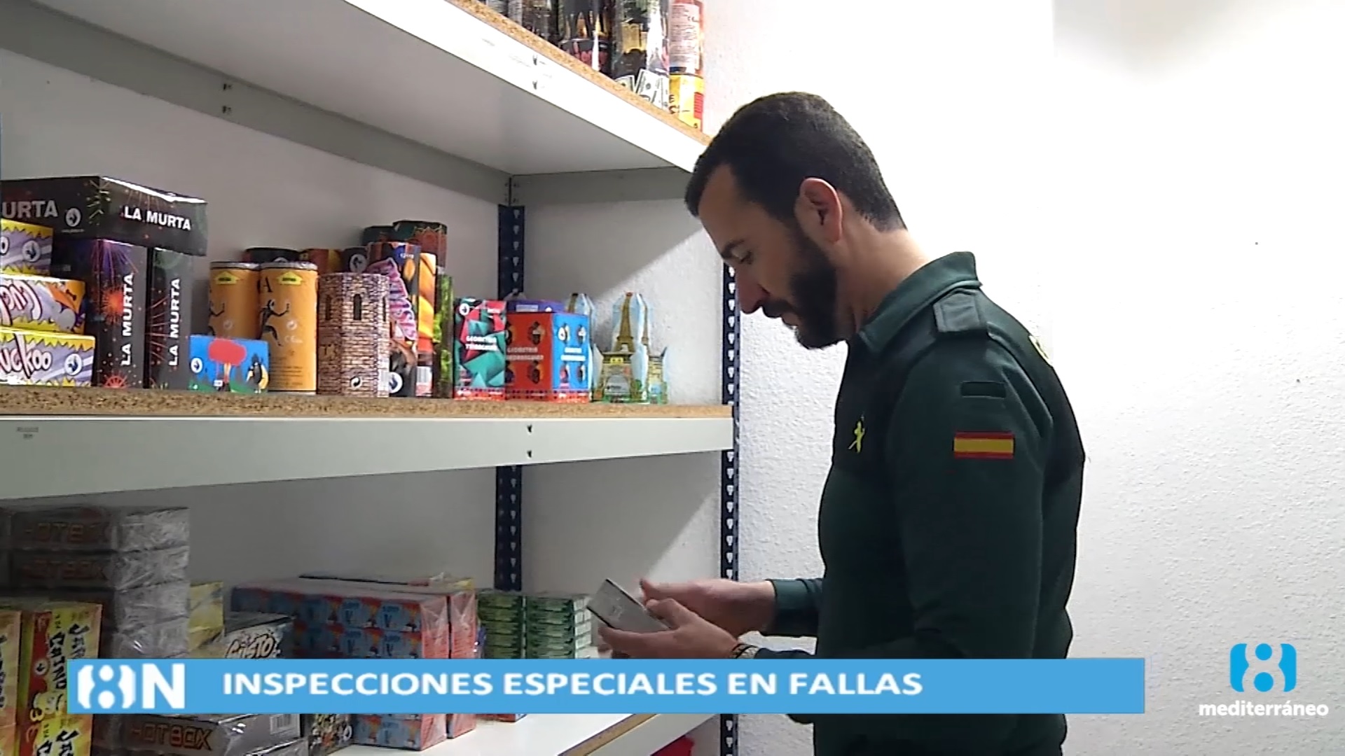 Así inspecciona la Guardia Civil el material pirotécnico durante las Fallas