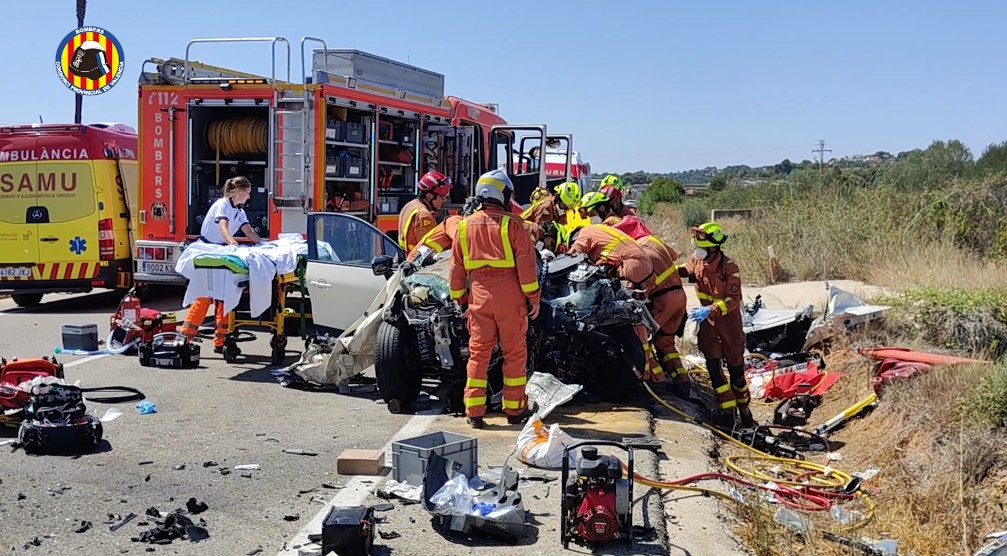 Tres heridos al colisionar un coche y una grúa en Picassent 