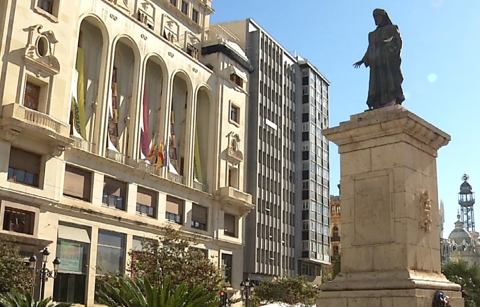La estatua de Vinatea podría quedarse en la Plaza del Ayuntamiento