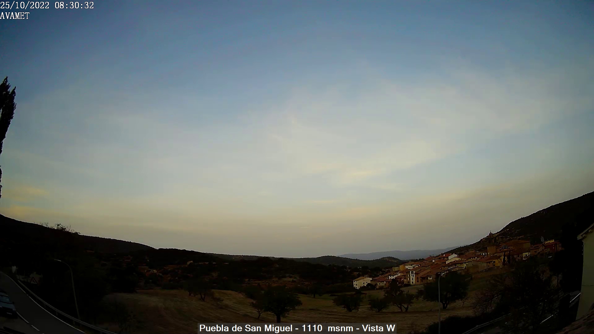 Ambiente cálido, con polvo en suspensión y paso de nubes