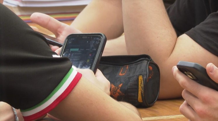 La Comunidad Valenciana prohíbe el uso de móviles en colegios e institutos