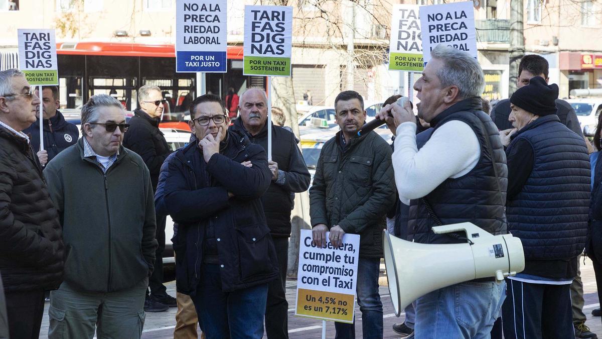 Los taxis paralizan Valencia en una jornada de huelga y colapsan la movilidad urbana