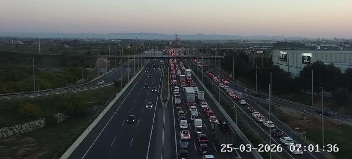 Atasco monumental en la pista de Silla en hora punta paraliza la ciudad