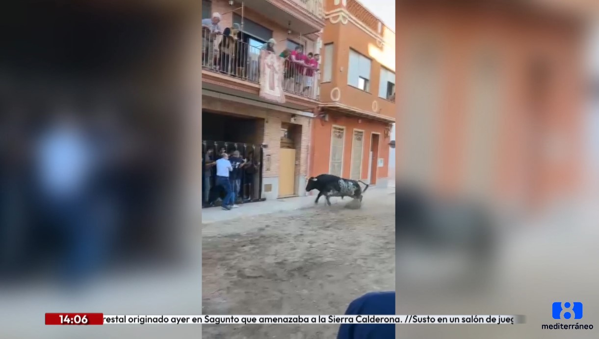 Muere  un hombre al recibir una cogida en los bous al carrer de la Pobla de Farnals