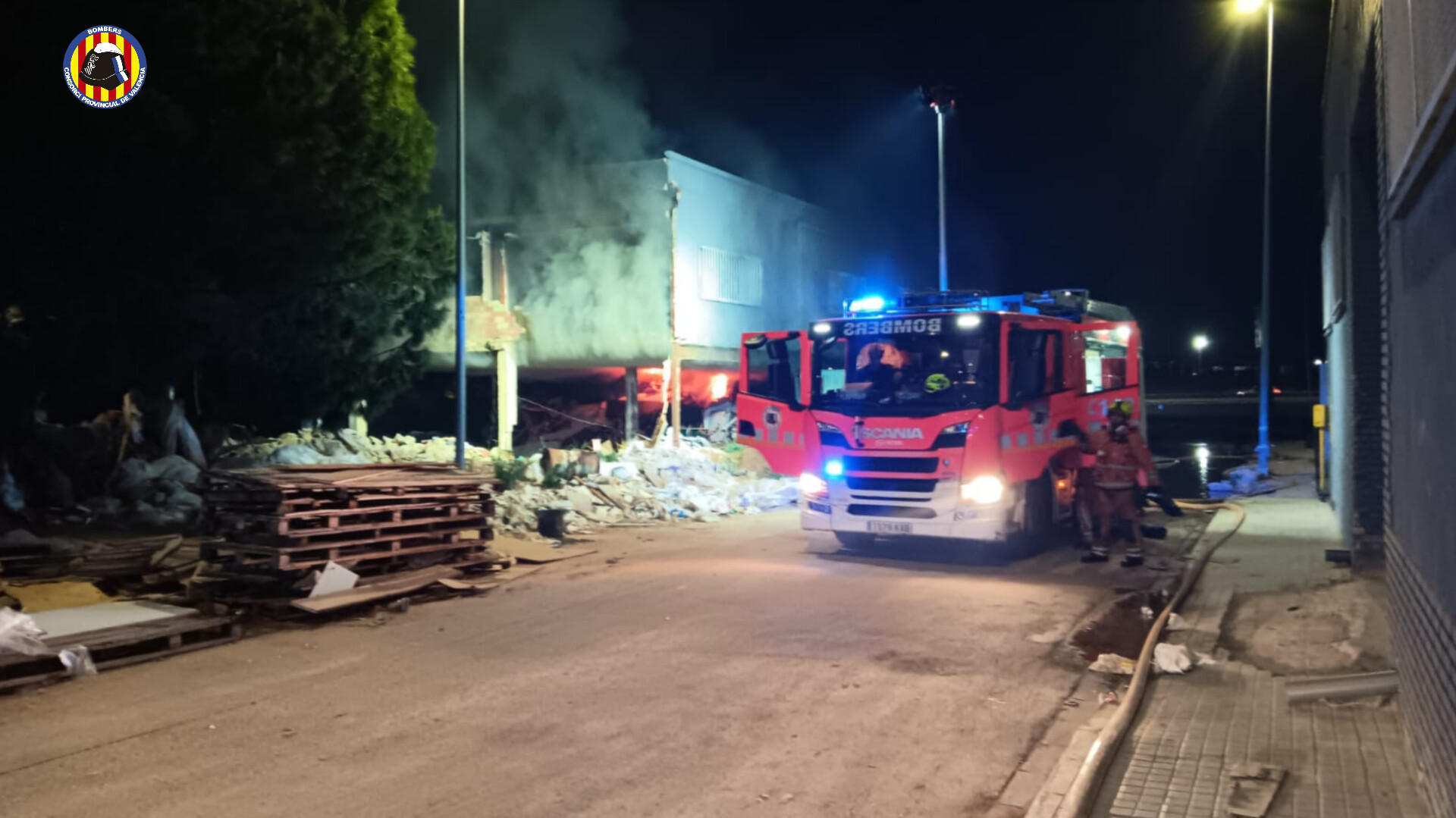 Encuentran con vida a un indigente y su perro en el incendio de una nave de Torrent