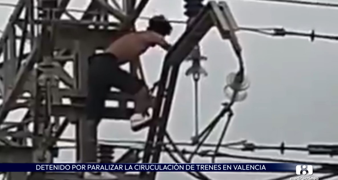 Un joven sube a la catenaria y obliga a cortar el paso de trenes entre Valencia y Alfafar