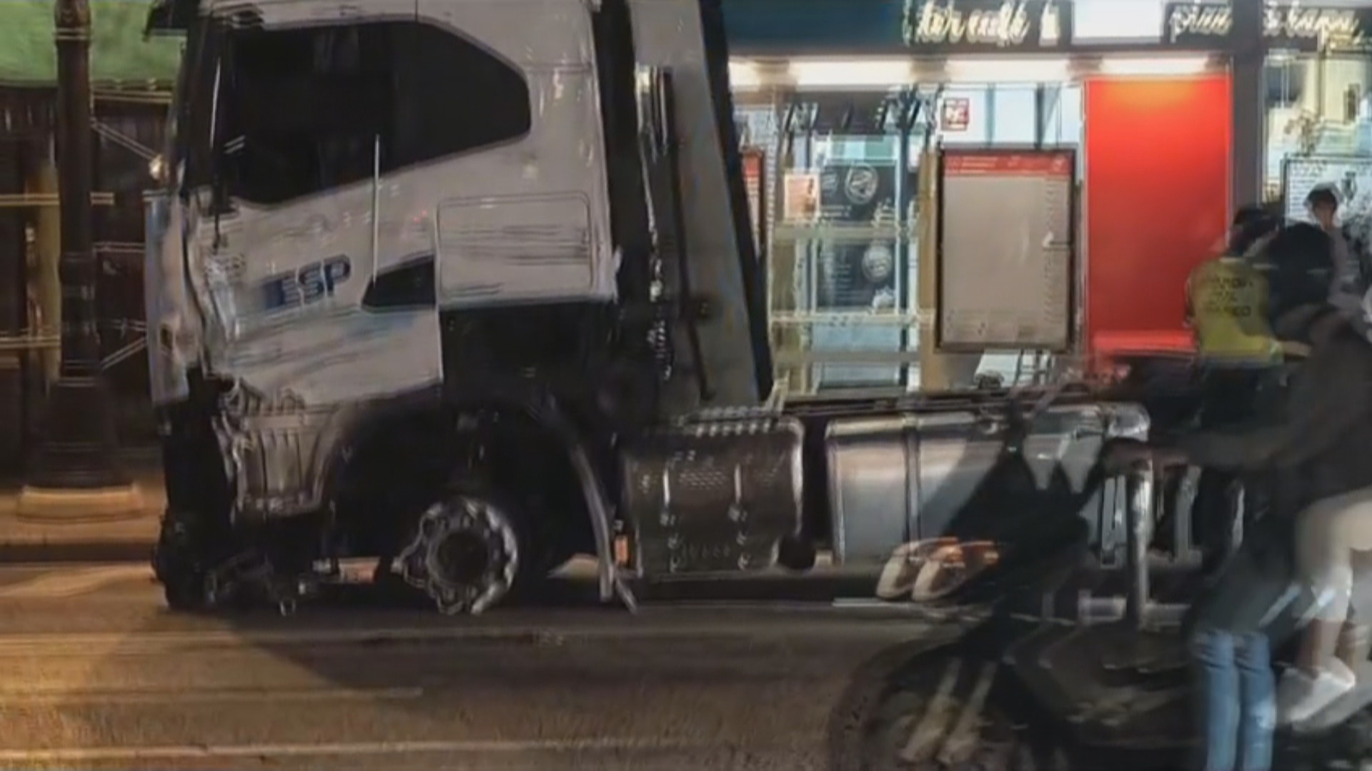 Un camión kamikaze siembra el caos en la ciudad de Valencia 