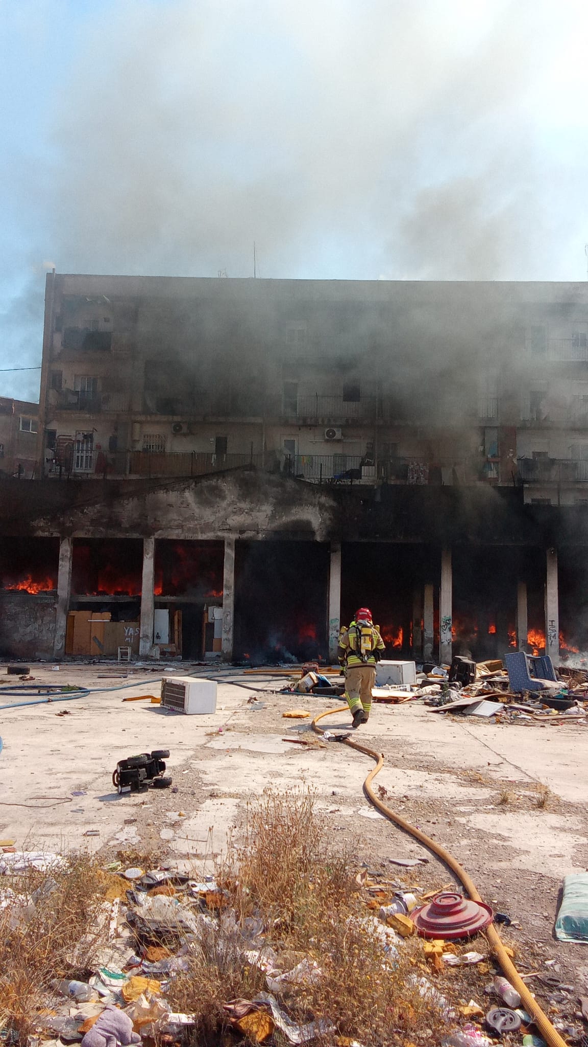 Incendio en los bajos okupados de un edificio de Benicalap 