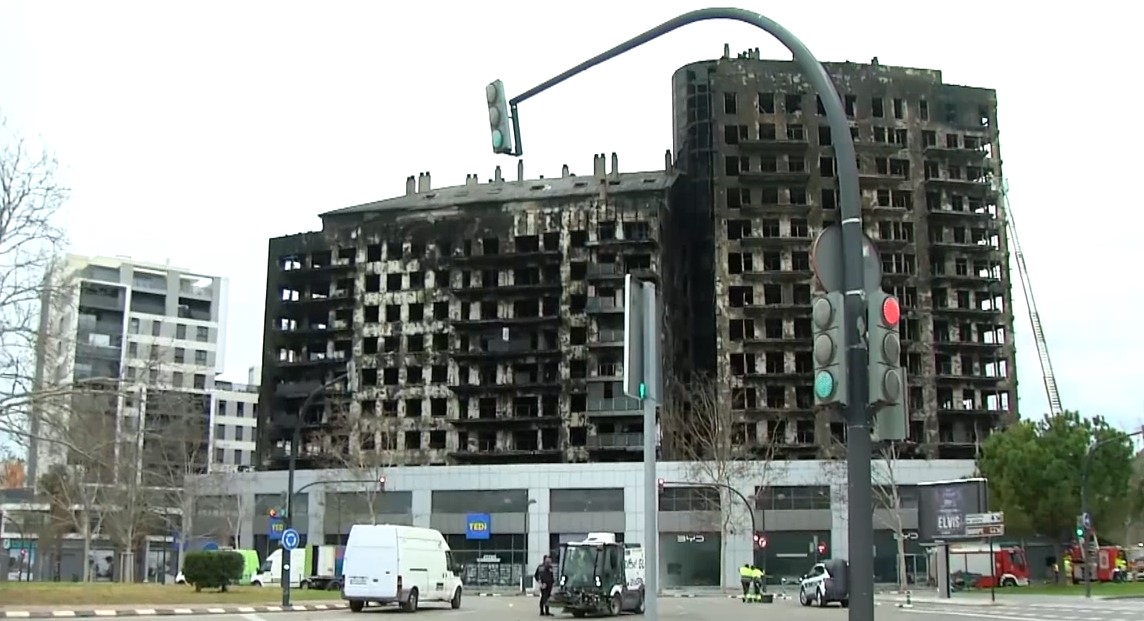 El juez autoriza la entrada de los vecinos al edificio calcinado para recoger enseres