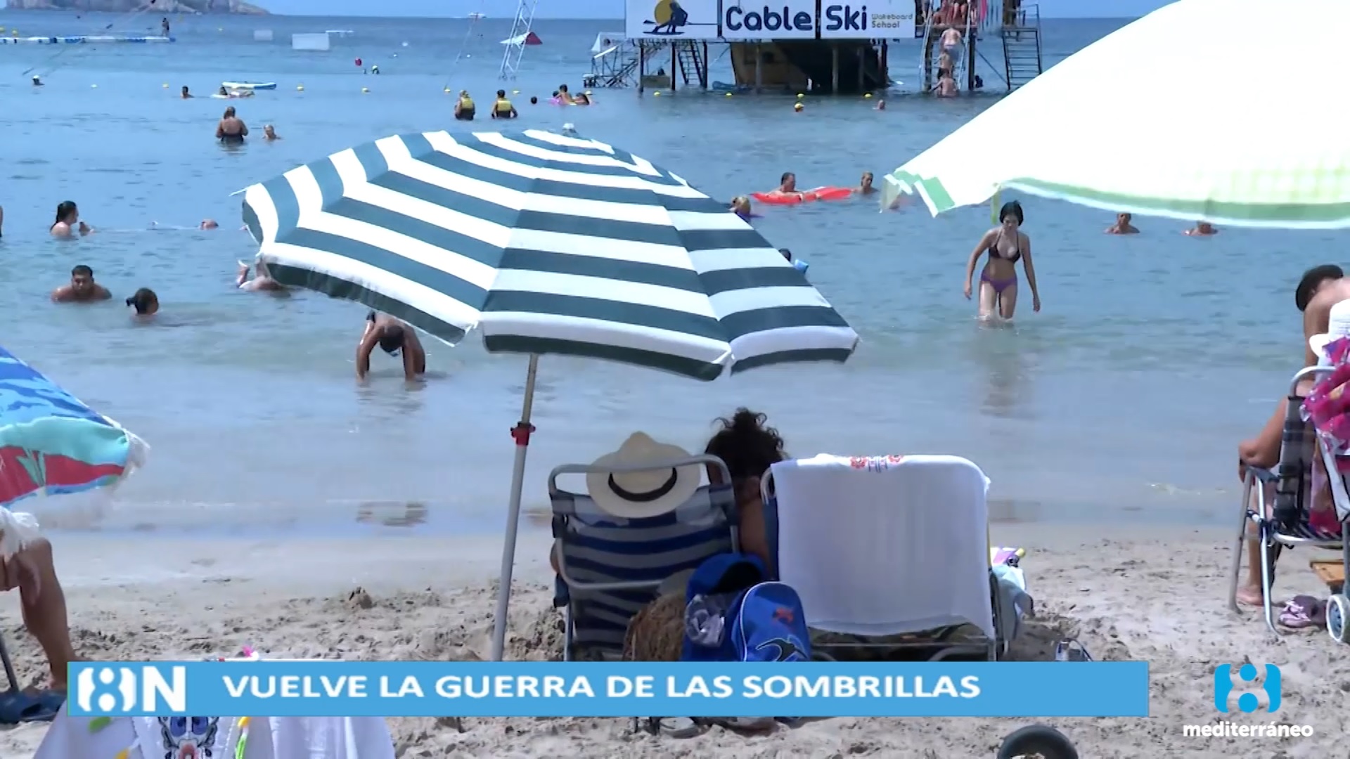 Vuelve la Guerra de las Sombrillas a Benidorm