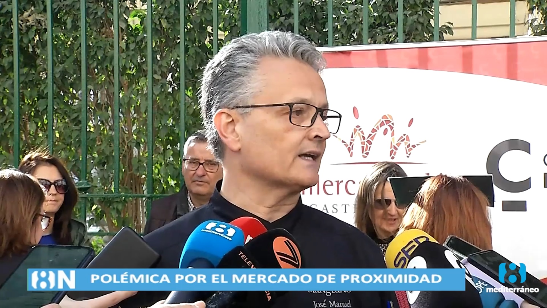 El Mercado de Colón cierra en protesta por el mercadillo de alimentos de Ribó