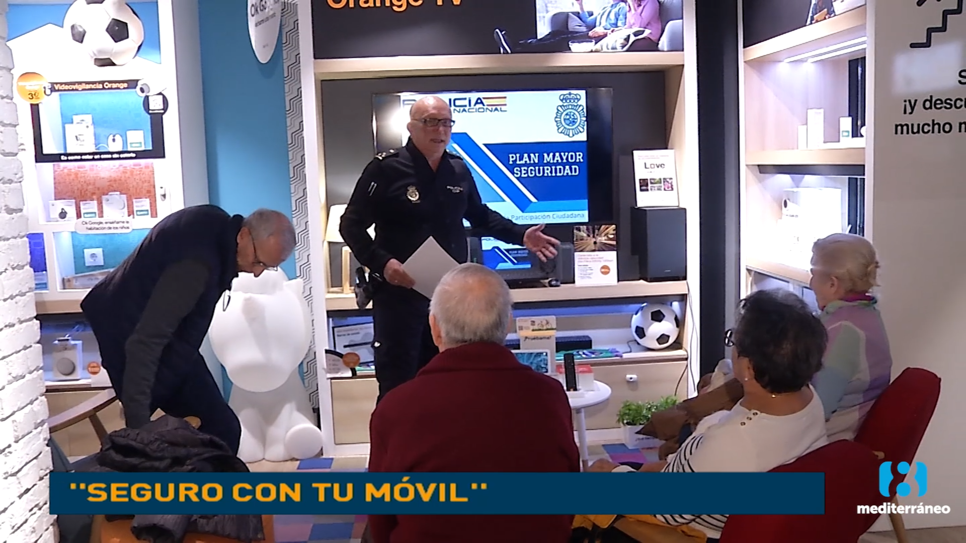 La Policía da cursos a personas mayores para un uso seguro del móvil