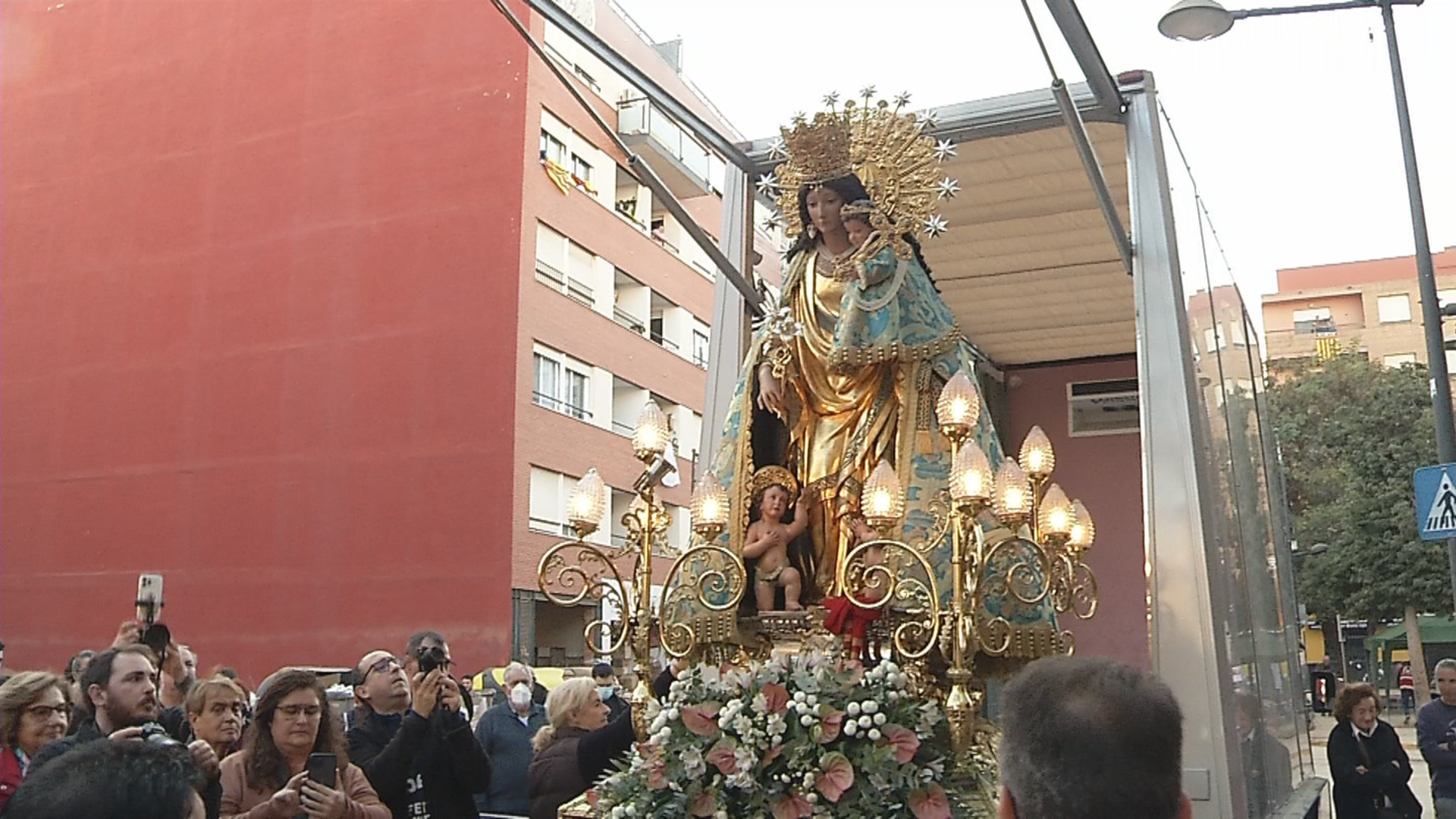 Fervor en Paiporta durante la visita de la Virgen  Peregrina 