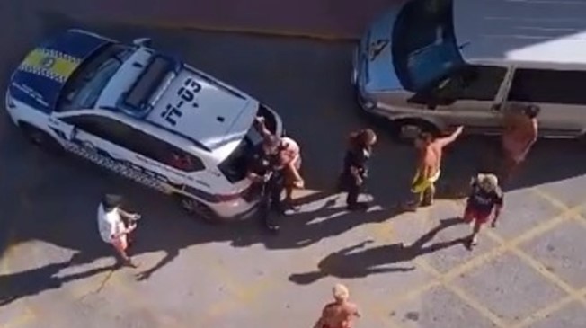 Brutal agresión a dos policías en Guardamar del Segura