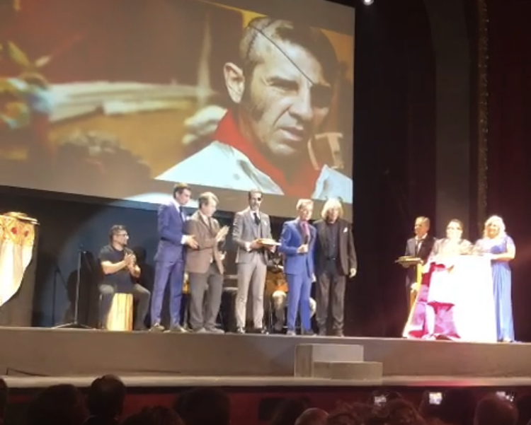 La 8 Mediterráneo entrega un premio en la gala de 'Toros con el Soro' 