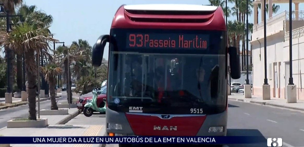 Una mujer da a luz a en un autobús de la EMT en Valencia