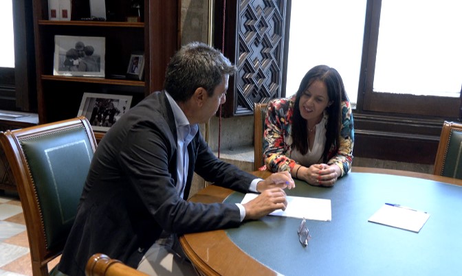 Mazón se compromete con la alcaldesa de Catarroja a implementar un gestor único