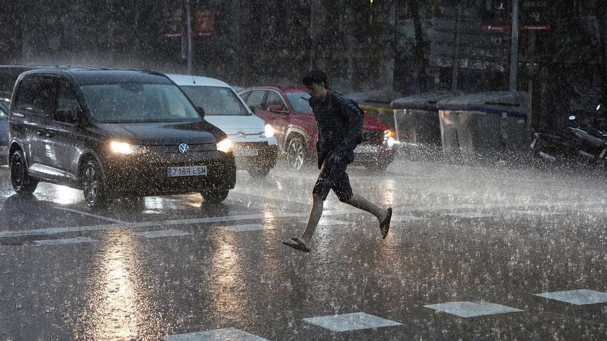Emergencias pide evitar desplazamientos ante lluvias muy adversas en la Comunitat
