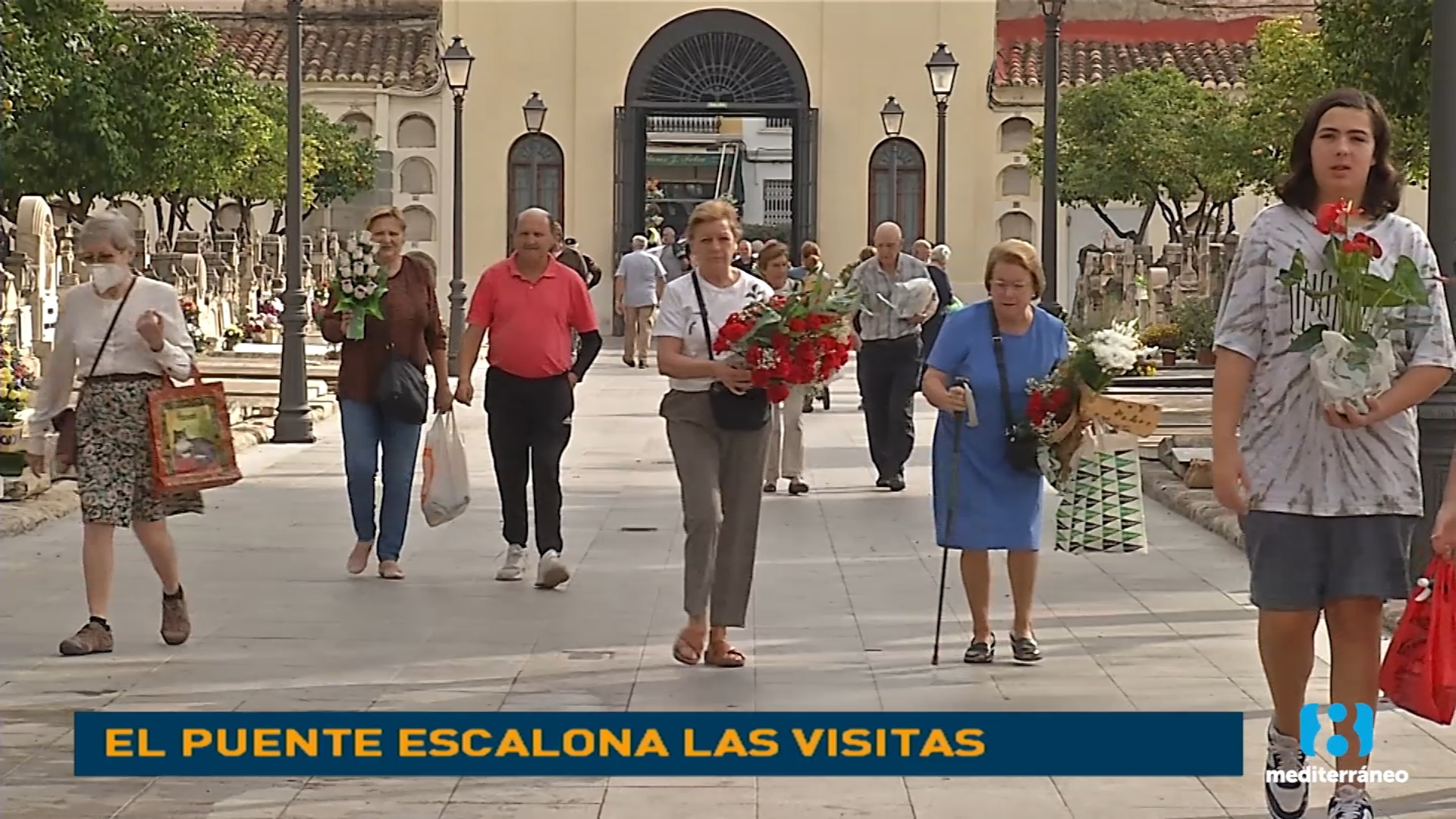 Goteo de visitantes a los cementerios valencianos