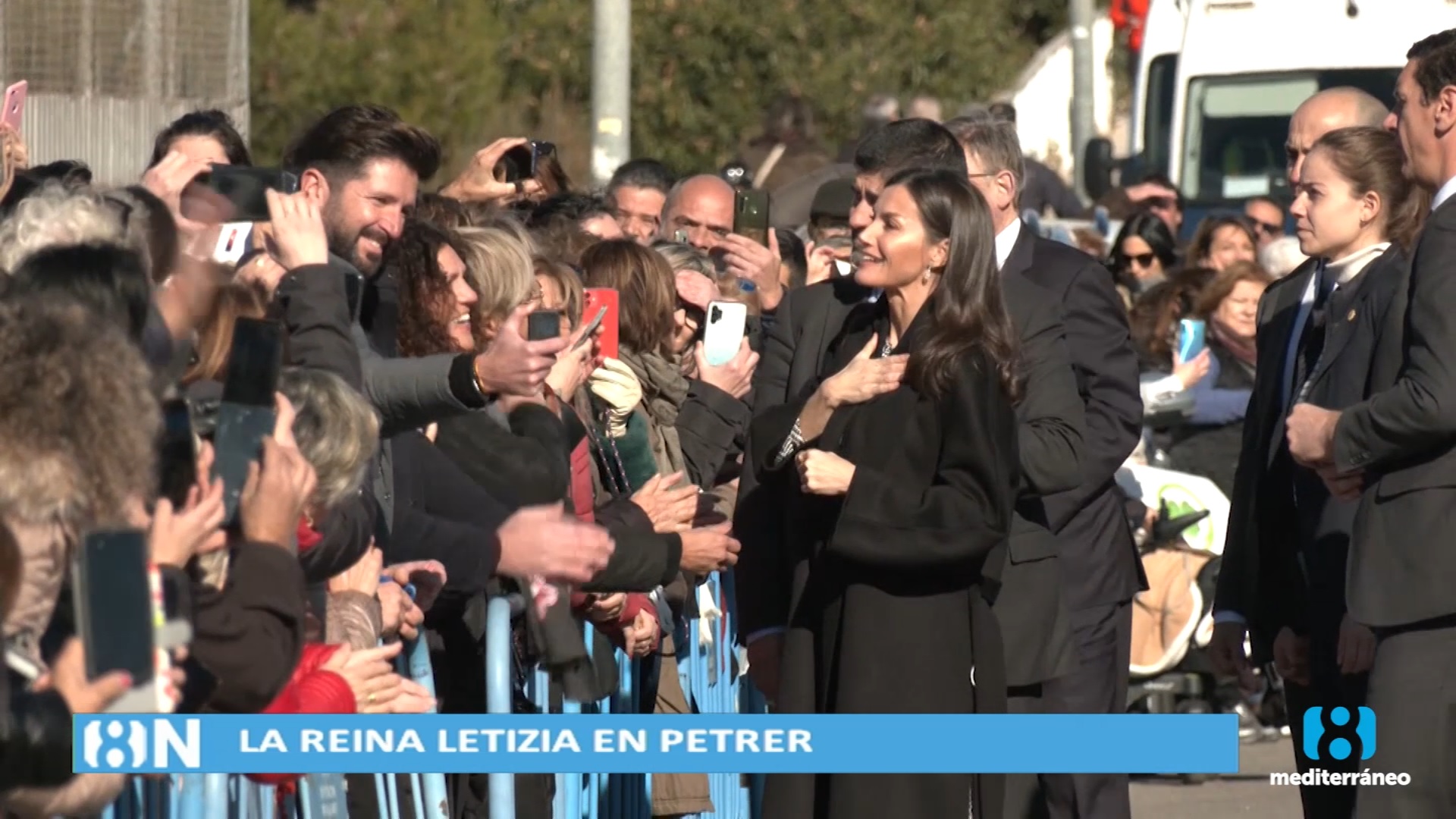 Cientos de personas reciben a la reina Letizia en su visita a Petrer