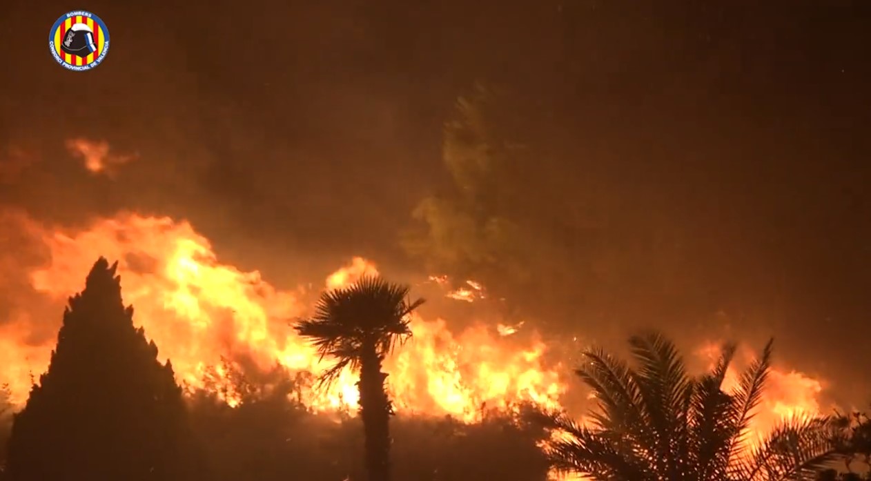 El incendio descontrolado en Montixelvo arrasa ya 2.000 hectáreas