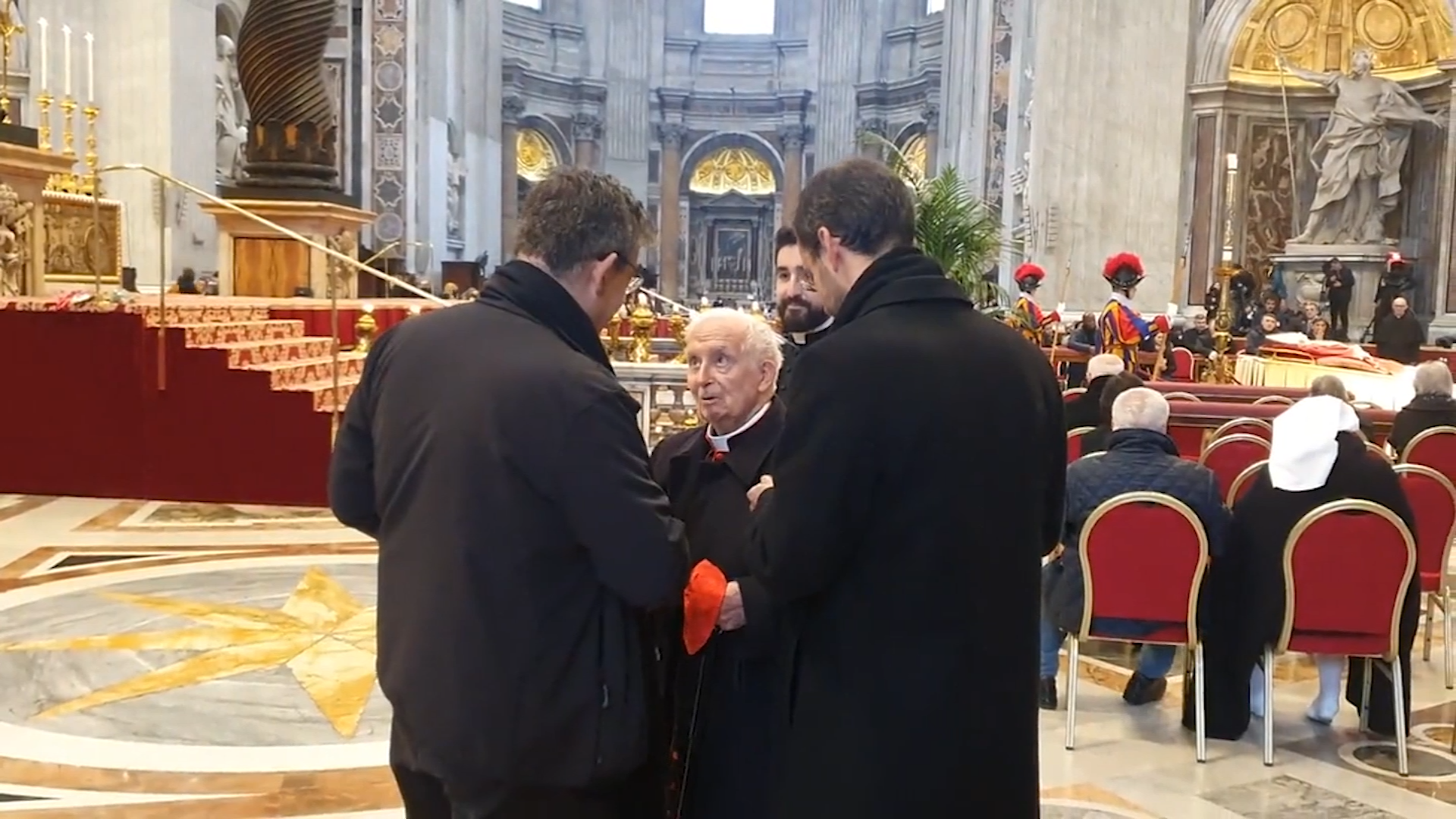 El cardenal y arzobispo emérito de Valencia, presente en el velatorio de Benedicto XVI
