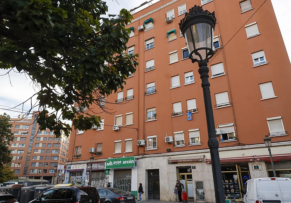 Un hombre mata a su compañero de piso con una mancuerna tras un presunto brote psicótico