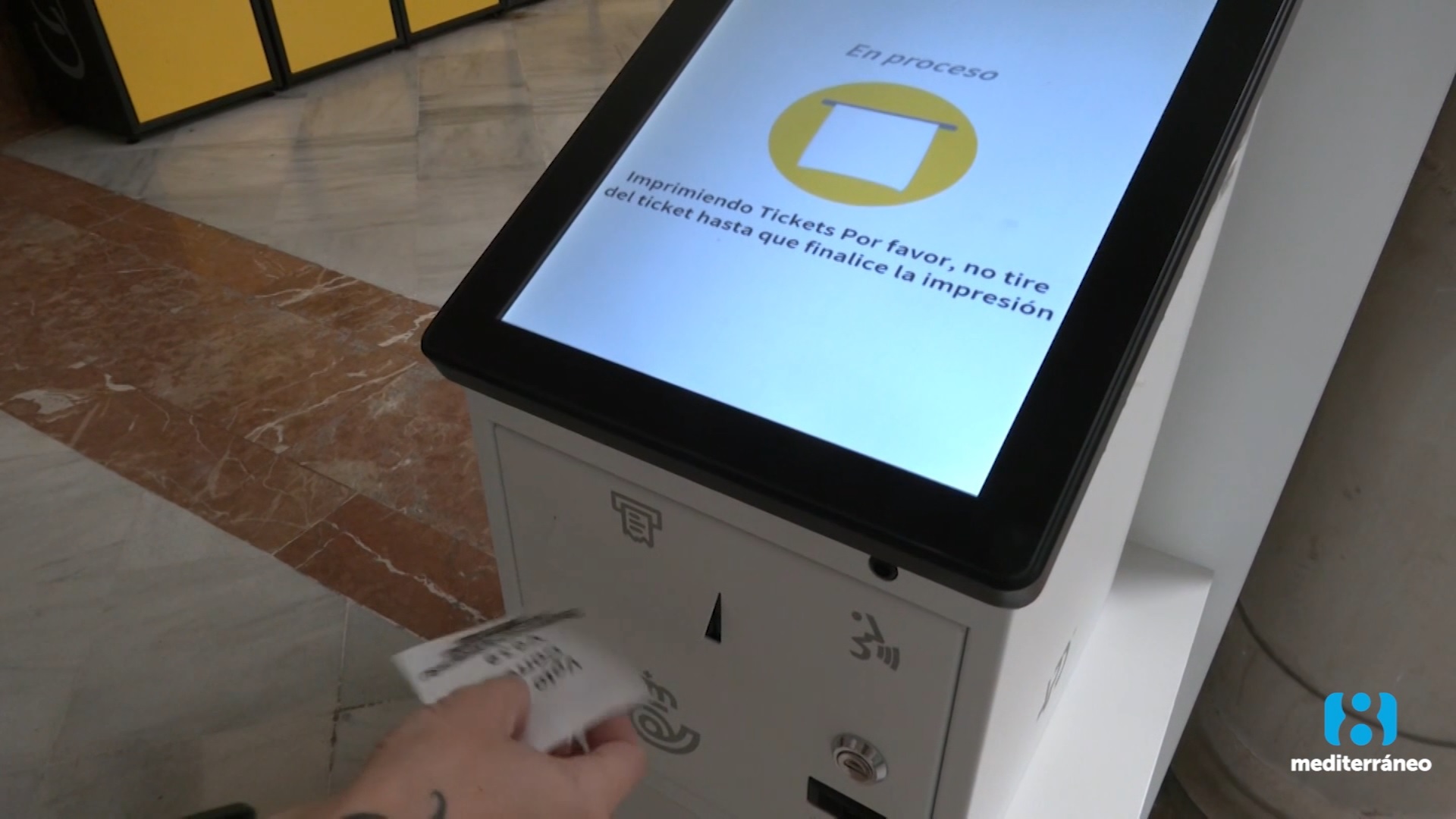 Largas colas para solicitar el voto por correo para las elecciones generales del 23-J