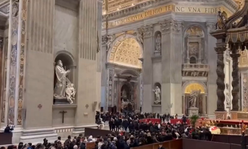 La capilla ardiente de Benedicto XVI se cierra esta tarde