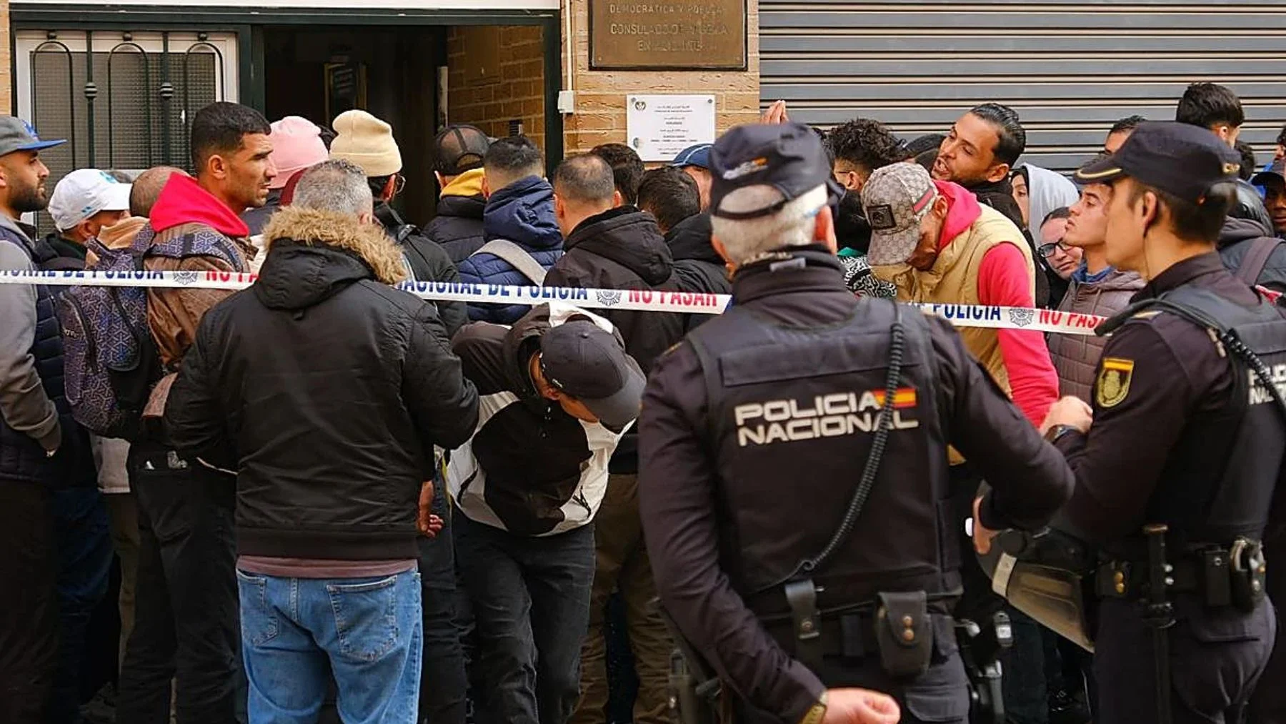 Avalancha en el Consulado de Argelia en Alicante por la regularización masiva