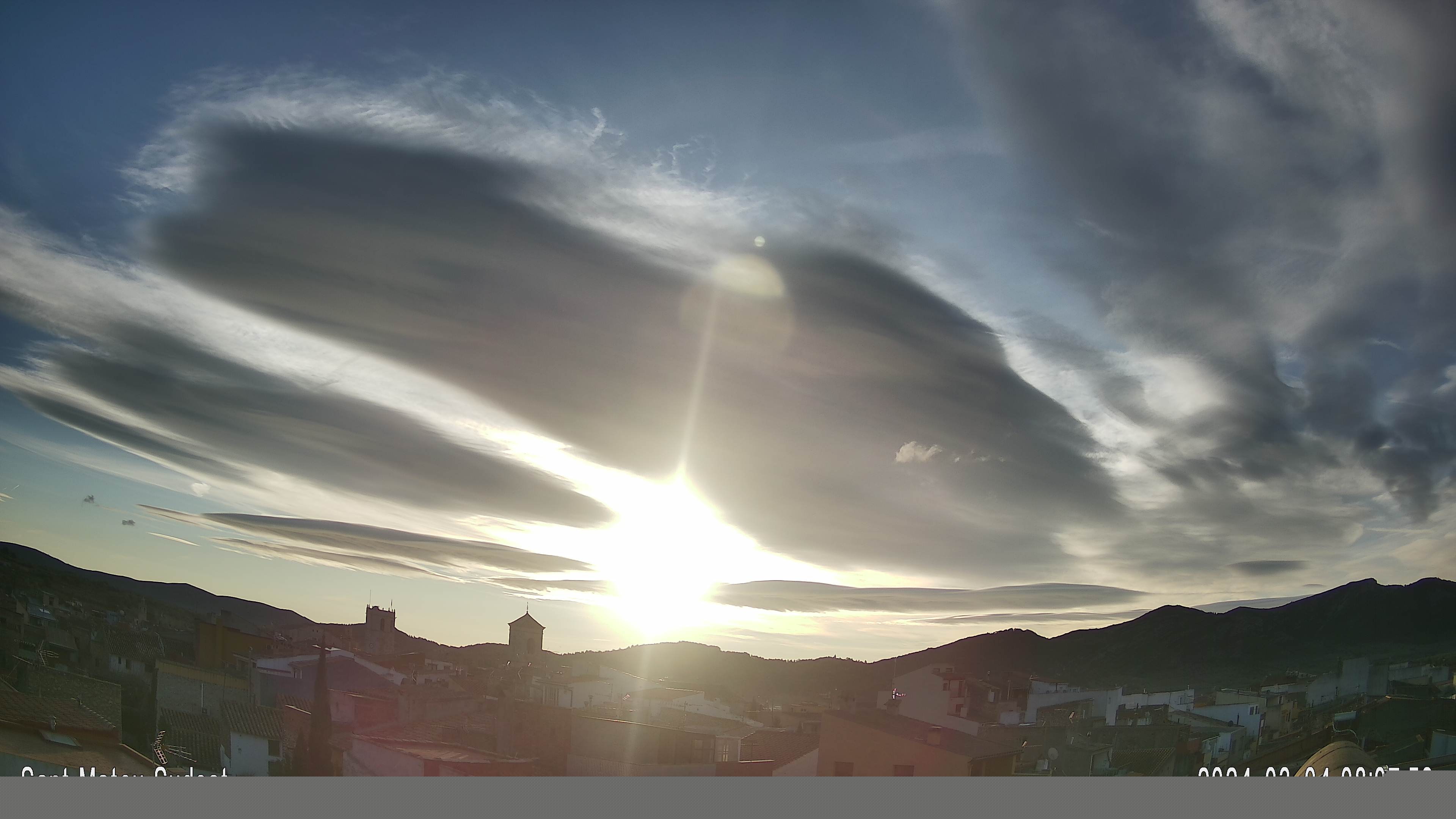 Avanza una cola de frente, que deja nubes medias y altas