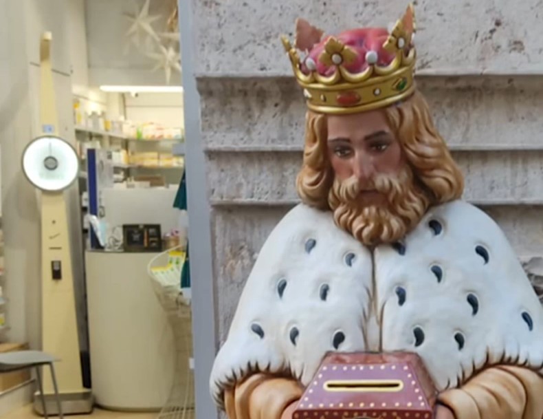 Roban una figura del Rey Gaspar en el exterior de un comercio en Valencia