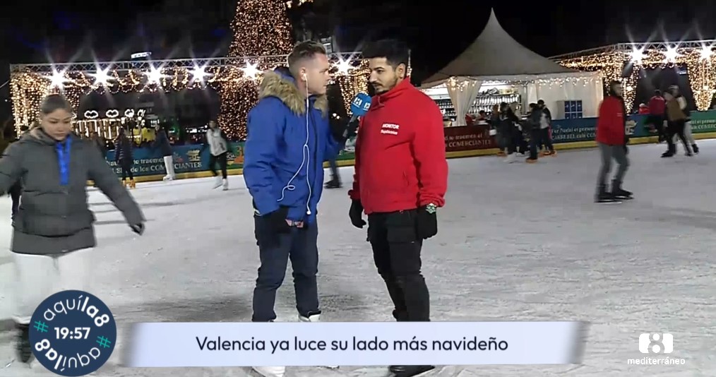Valencia luce su lado más navideño: así es la pista de hielo de la plaza del Ayuntamiento