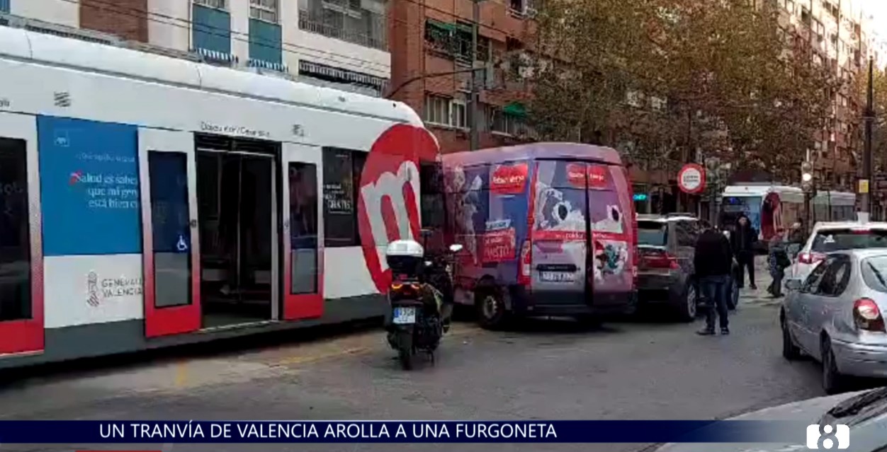 Un tranvía arrolla a una furgoneta en Valencia