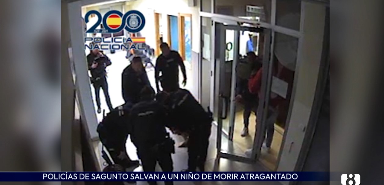 Policías salvan a un bebé de diez días que se había atragantado y no respiraba en Sagunto