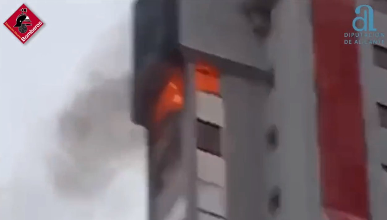 Virulento incendio en un edificio de más de 30 pisos situado en Benidorm 