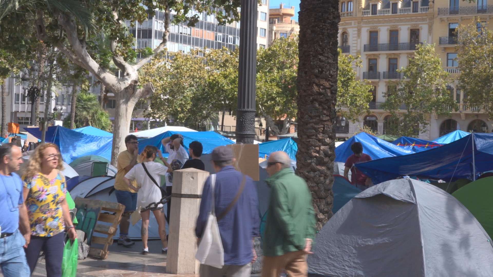 Delegación del Gobierno mantiene la acampada y pone en peligro la mascletá del 9 d'Octubre