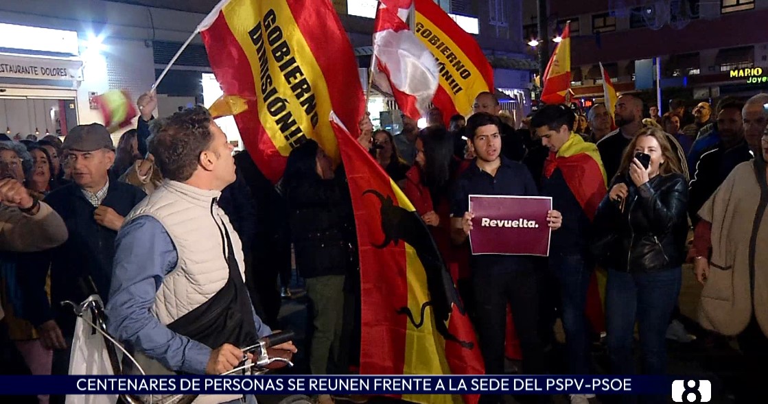 Centenares de personas protestan contra la amnistía frente a la sede del PSPV en Valencia