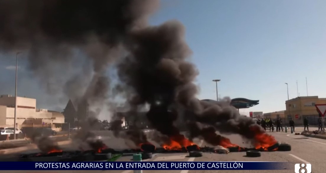 Los agricultores castellonenses cortan el acceso al puerto y queman neumáticos