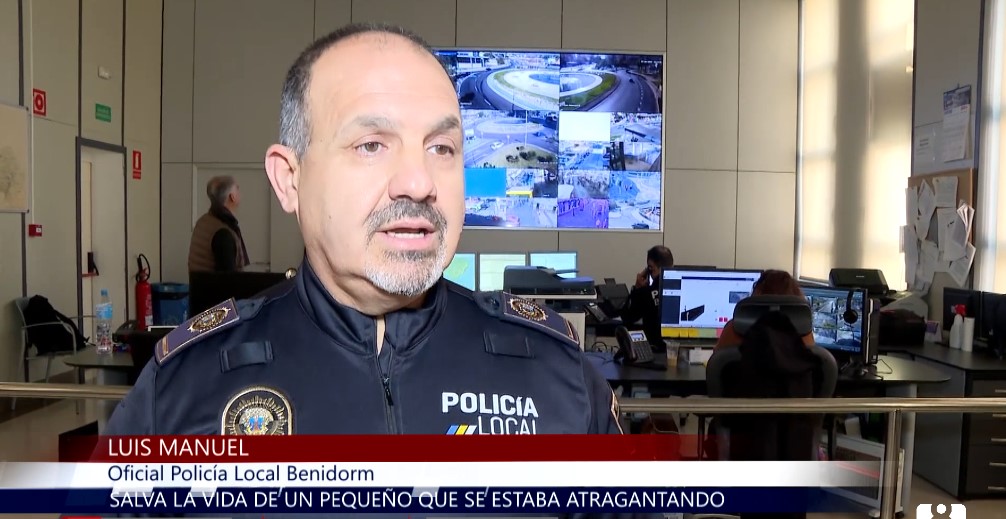 Un policía fuera de servicio salva a un niño durante la Cabalgata de Reyes de Benidorm