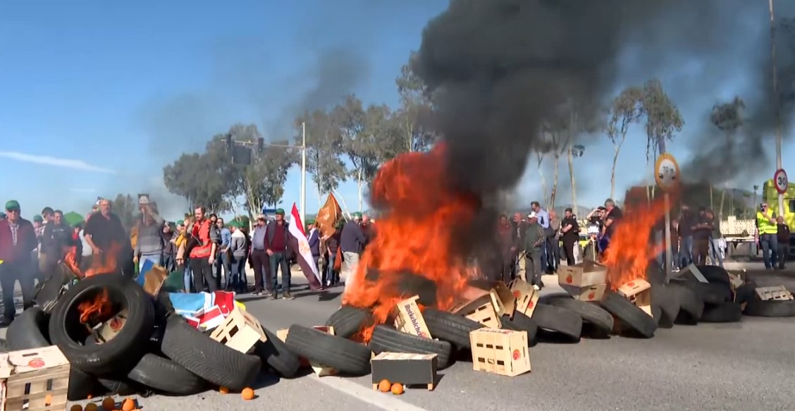 Tercera jornada de protestas del campo: los agricultores vuelven a cortar la A3 