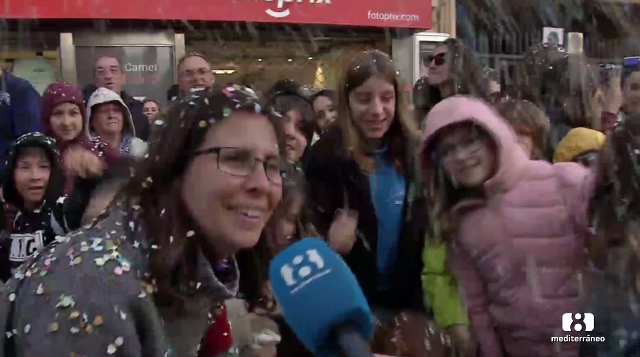 Castellón se llena de color con la espectacular batalla de confeti